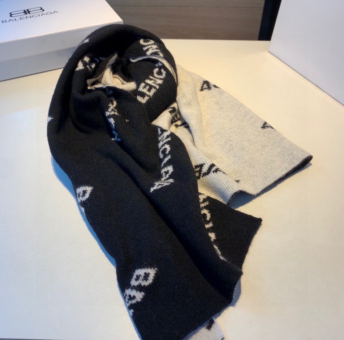 발렌시아가 앨러버 로고 매크로 스카프 (BLACK) 673133420B80107