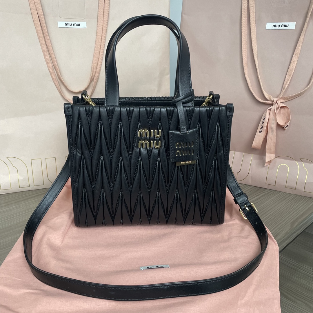 MIUMIU 미우미우 마테라쎄 나파 가죽 토트백 3칼라 5BG263