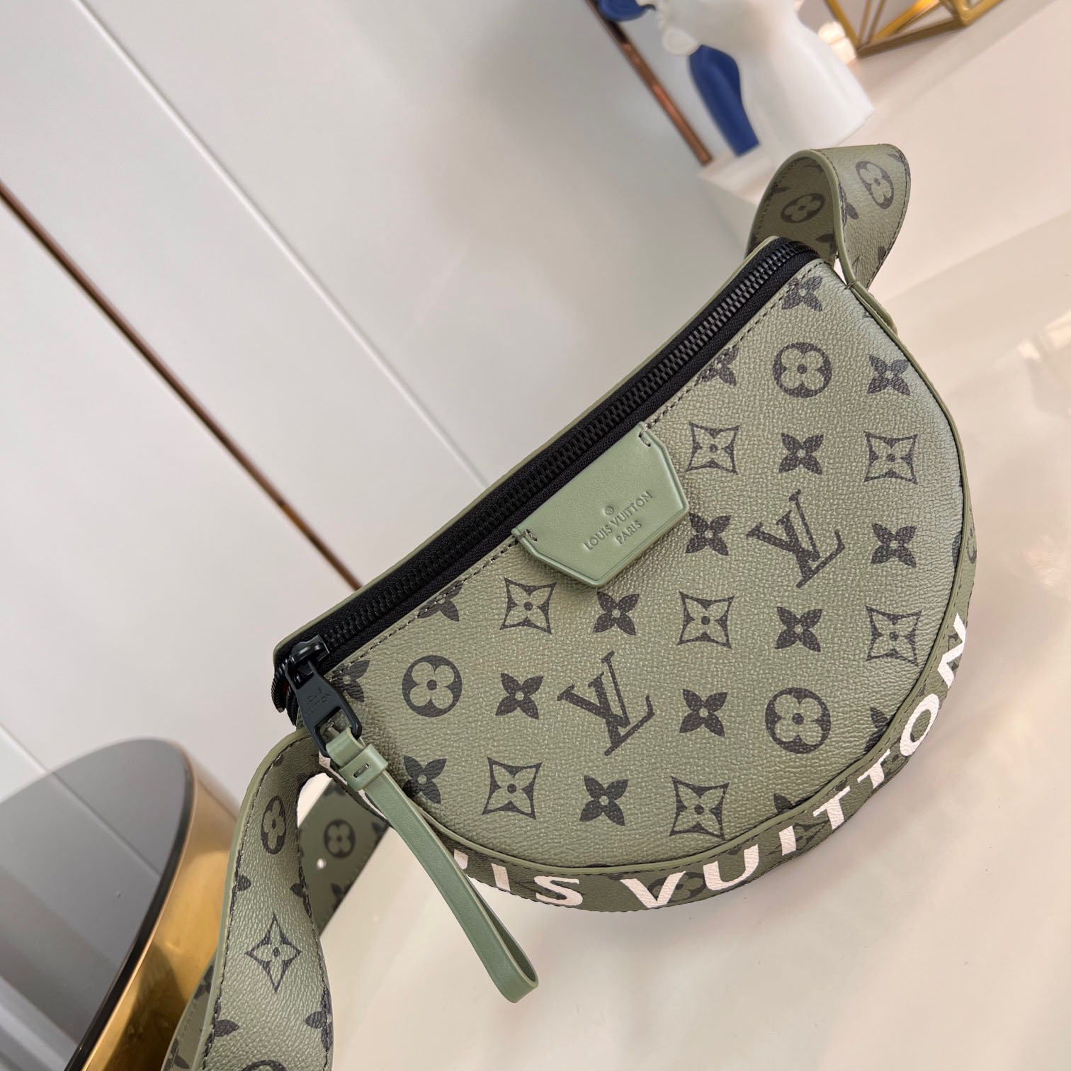 루이비통 크로바디백 LV 문 M23838