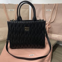 미우미우 마틀라세 금장 로고 토트숄더백 N88 5BG258