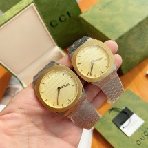 구찌 인터로킹 남녀공용 38mm & 34mm 메탈커플시계 YA163405