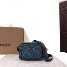 버버리 PADDY 빅 모노그램 카메라백 VIVID BLUE 80661071