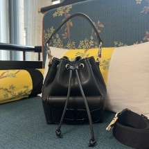 발렌티노 여성 로코 카프스킨 버킷 백 포 우먼 인 로즈 카넬 4컬러 WB0M94NDL GF9