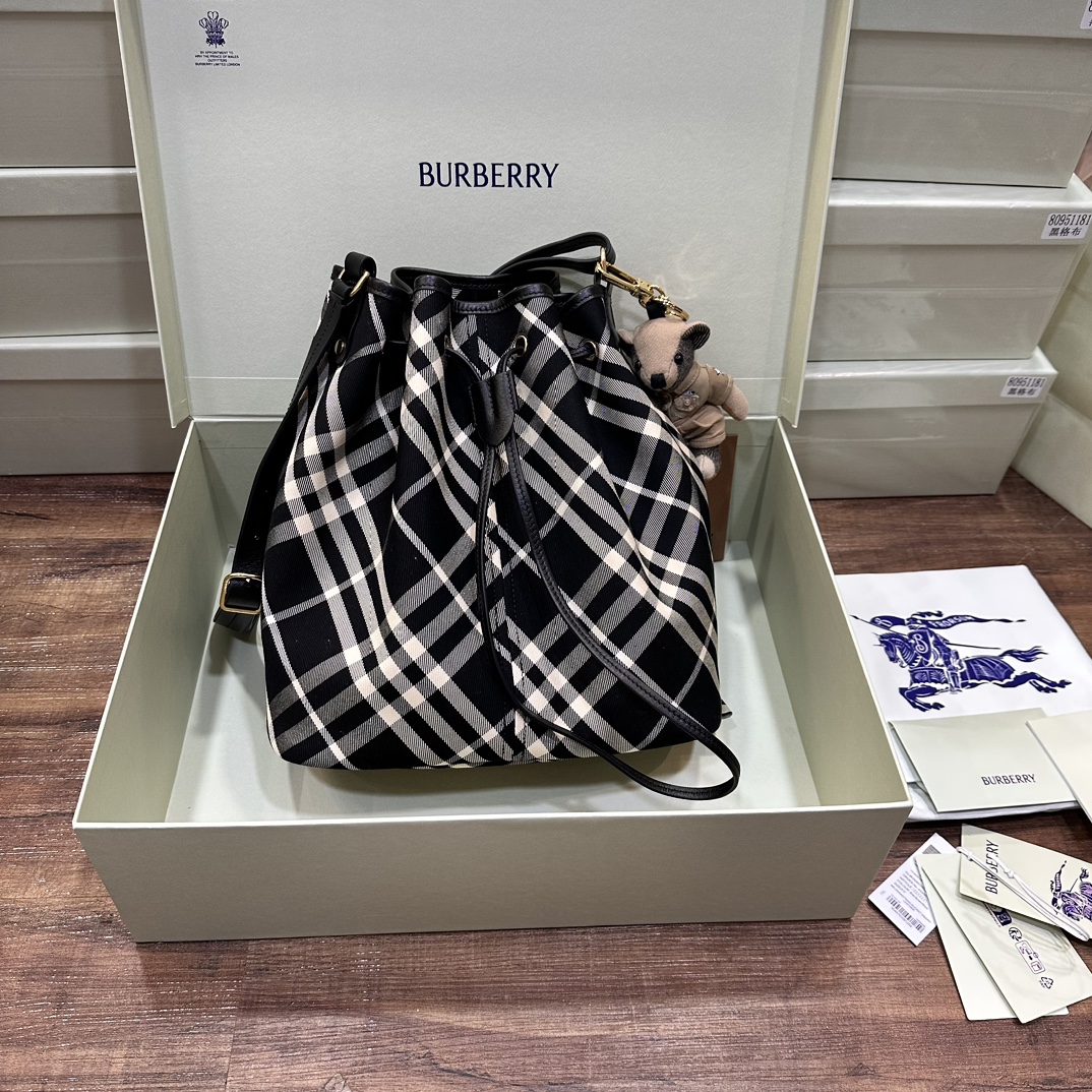 버버리 미디움 체크 버킷백 80938711