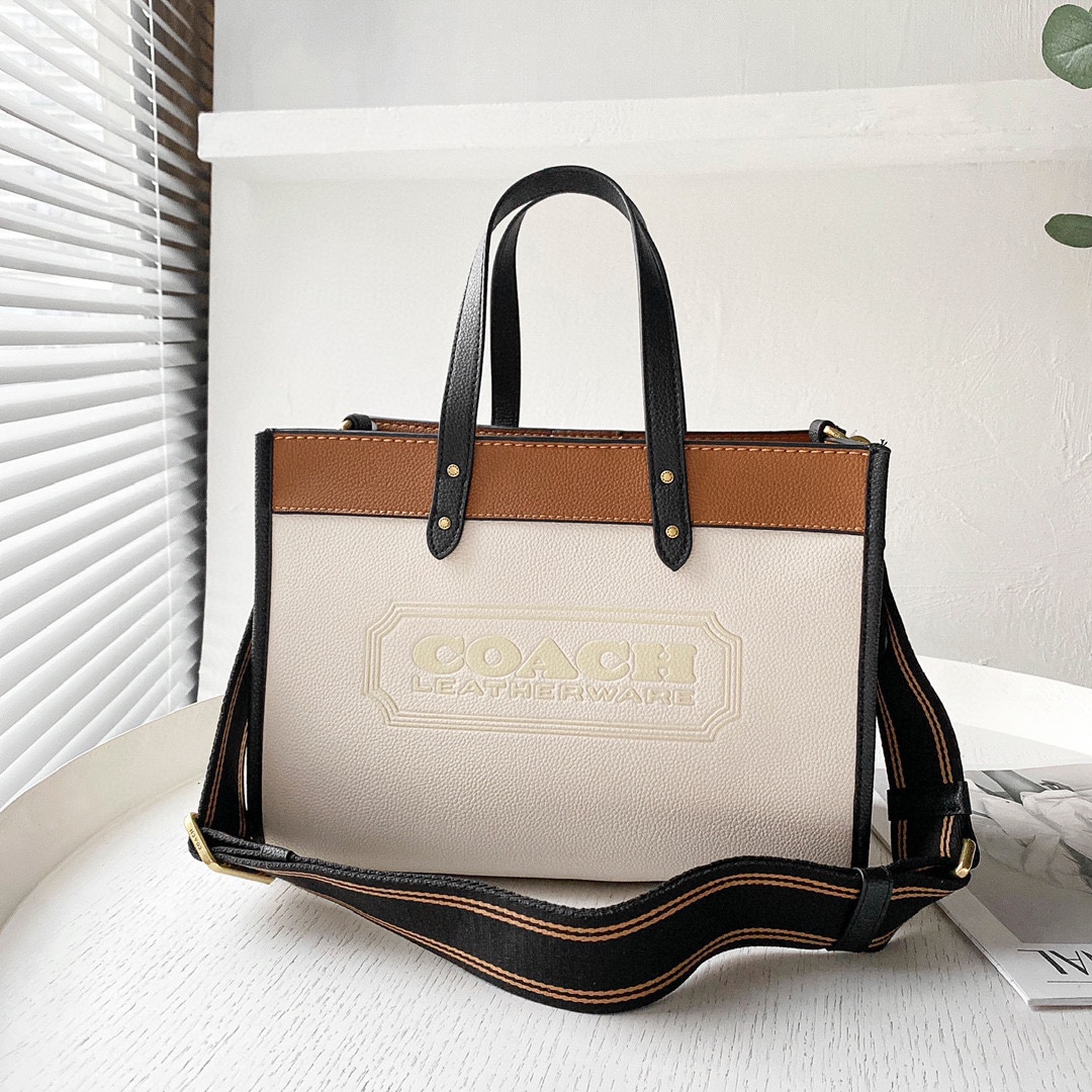 COACH 코치 필드 토트 30 코치뱃지 C0777