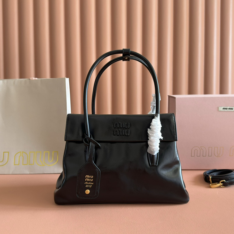 미우미우 FW25 여성 솔리테어 로고 레더 토트백 5BA302