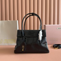 미우미우 FW25 여성 솔리테어 로고 레더 토트백 5BA302